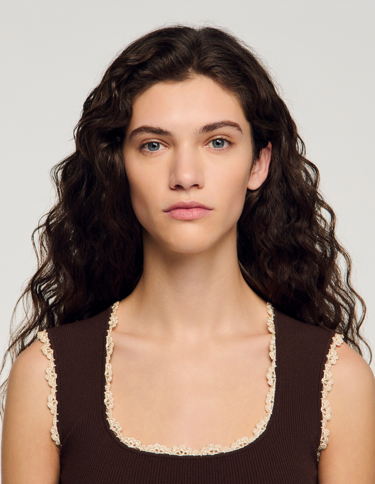 Женский коричневый топ с вязаной отделкой_3