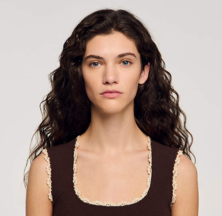 Женский коричневый топ с вязаной отделкой