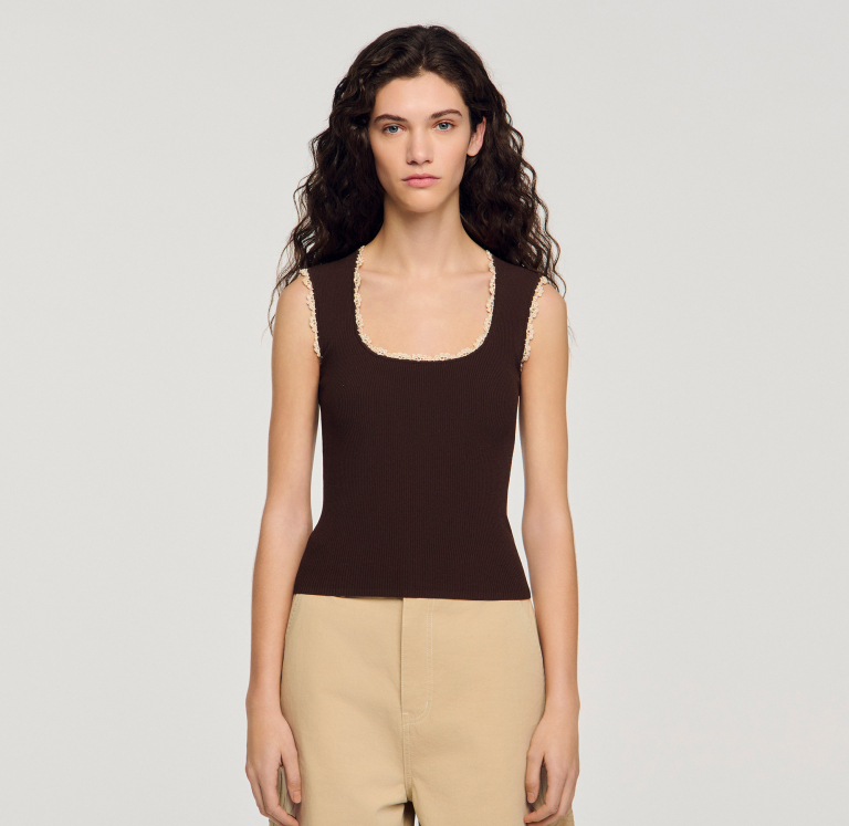 Женский коричневый топ с вязаной отделкой