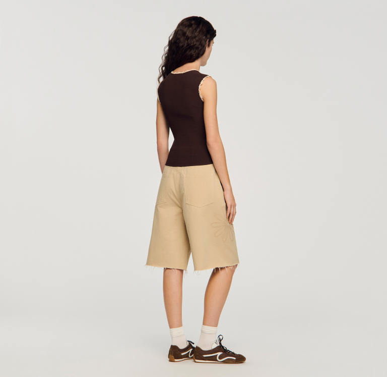 Женский коричневый топ с вязаной отделкой