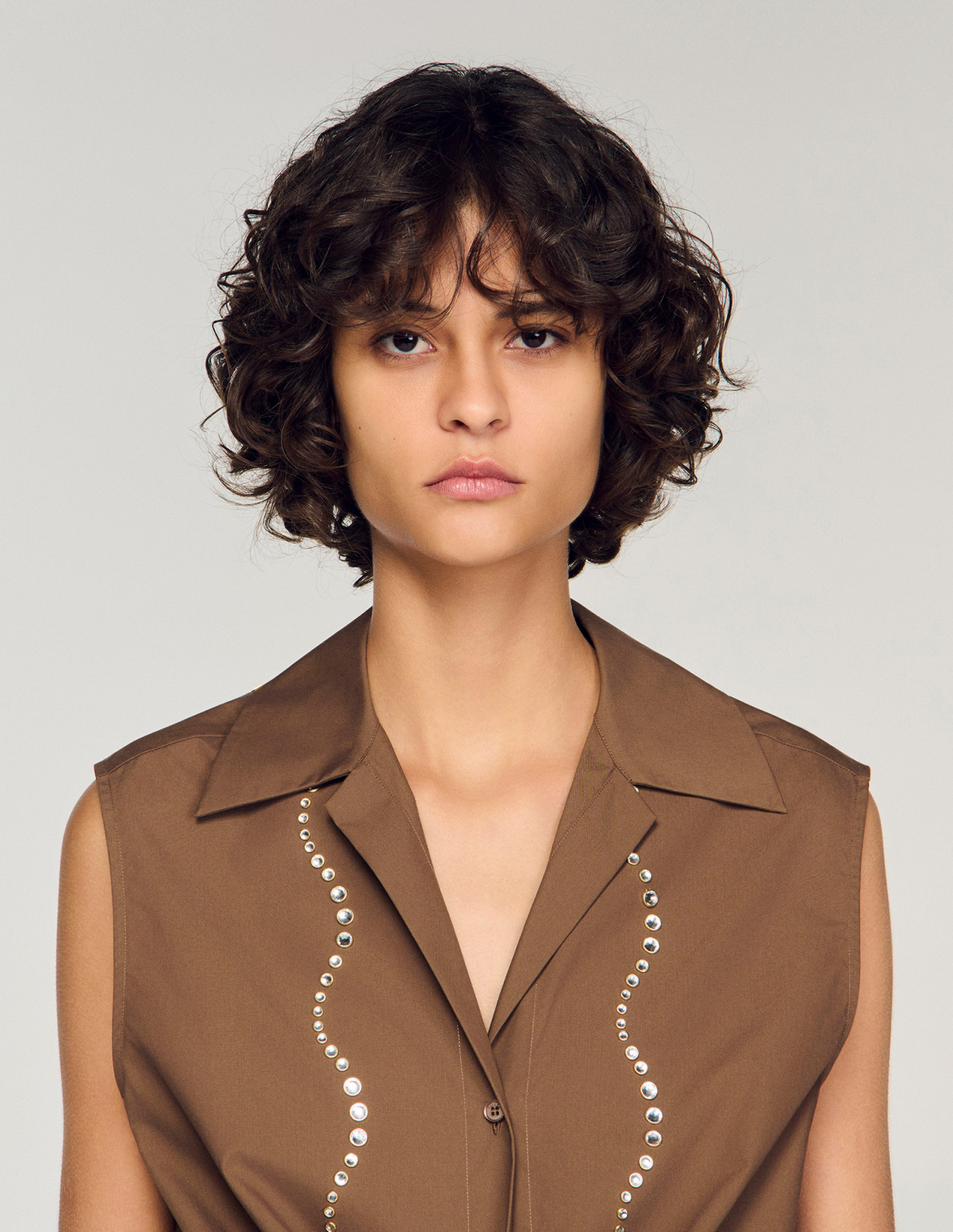 Женская коричневая рубашка со стразами_3