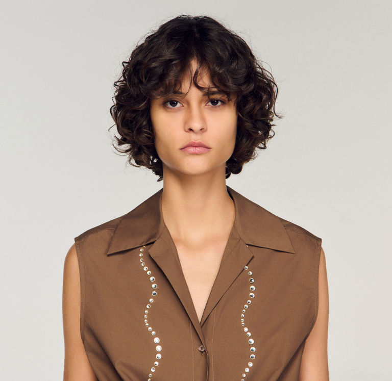 Женская коричневая рубашка со стразами