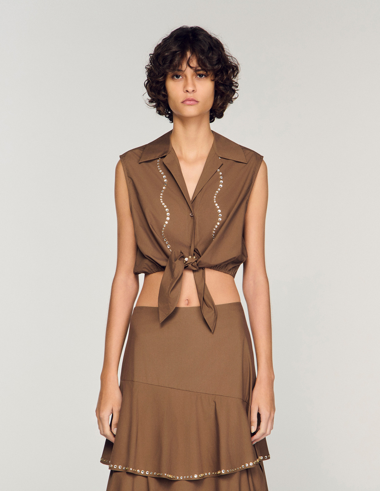 Женская коричневая рубашка со стразами_4