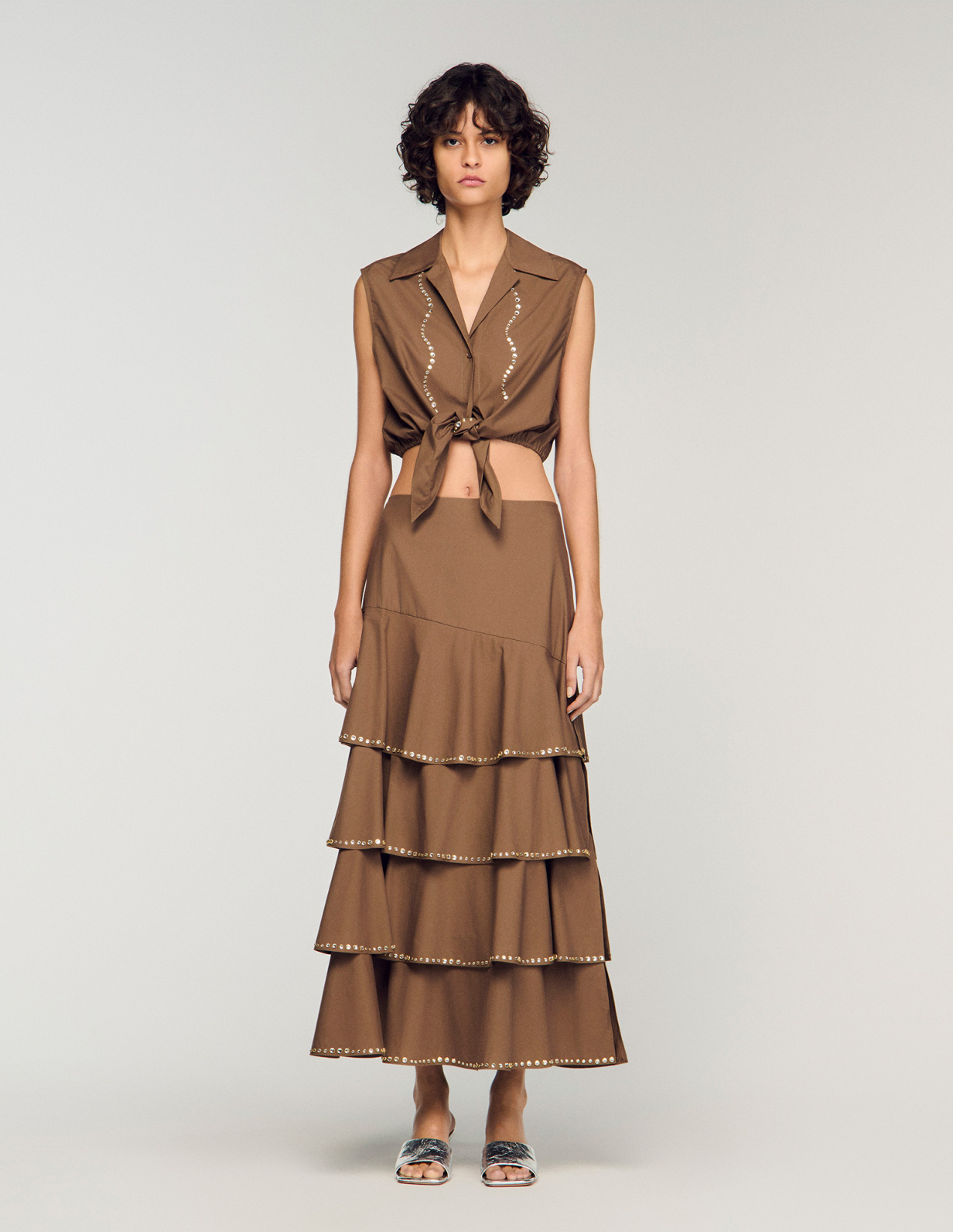 Жіноча довга спідниця, прикрашена стразами та оборками_2