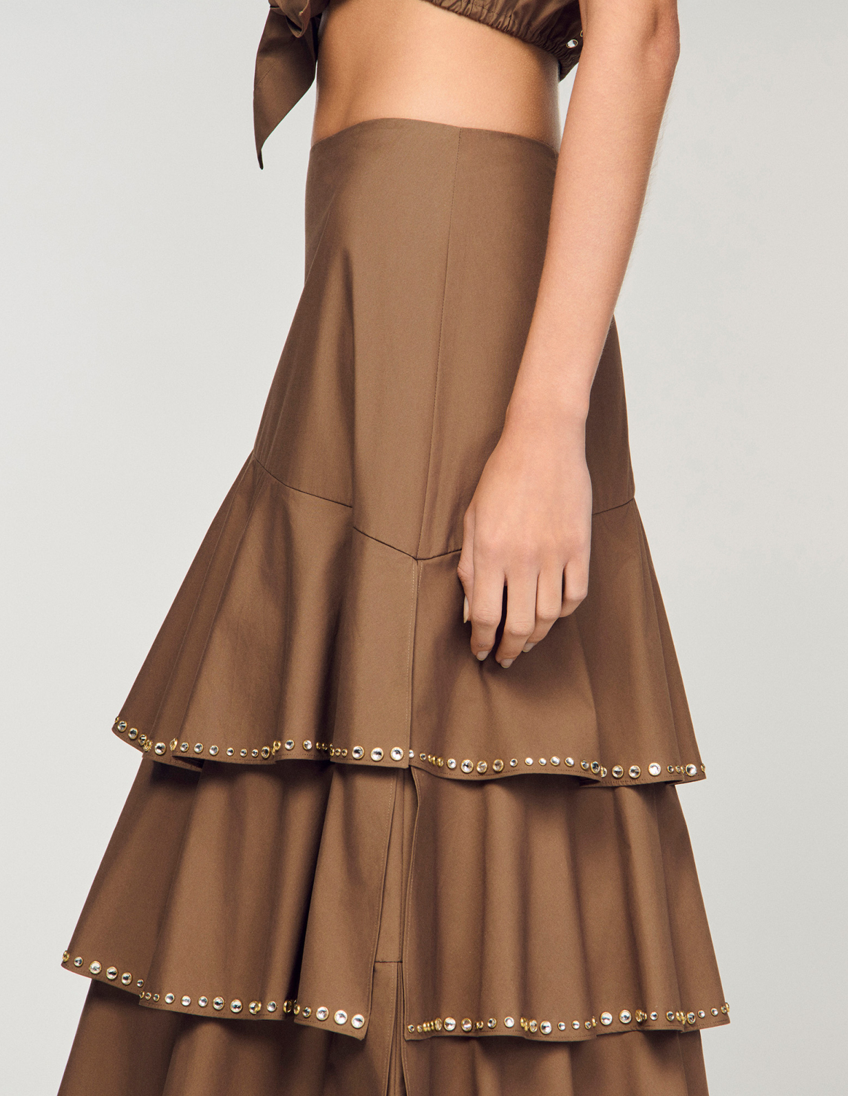 Жіноча довга спідниця, прикрашена стразами та оборками_3