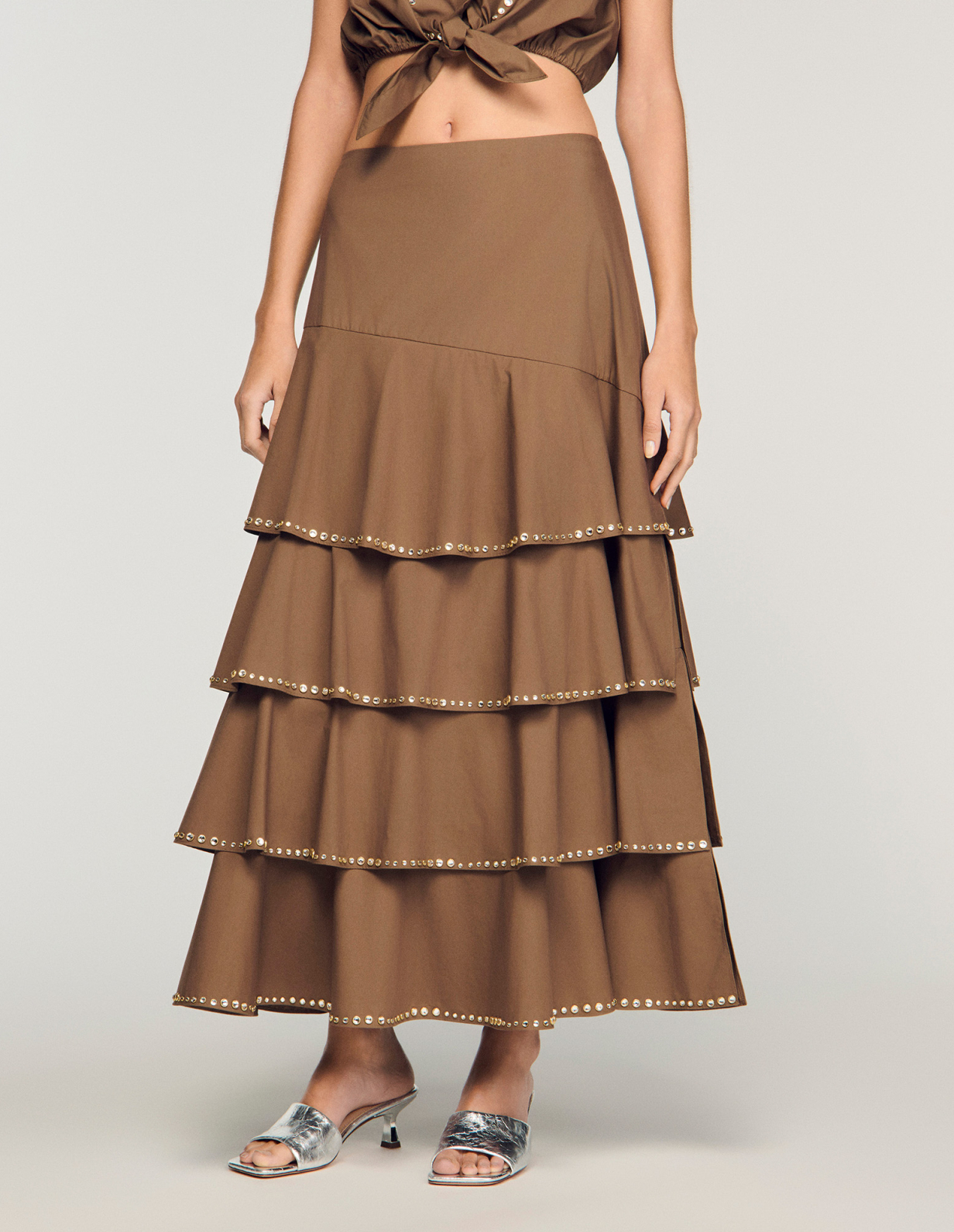 Жіноча довга спідниця, прикрашена стразами та оборками_4