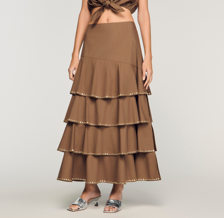 Жіноча довга спідниця, прикрашена стразами та оборками