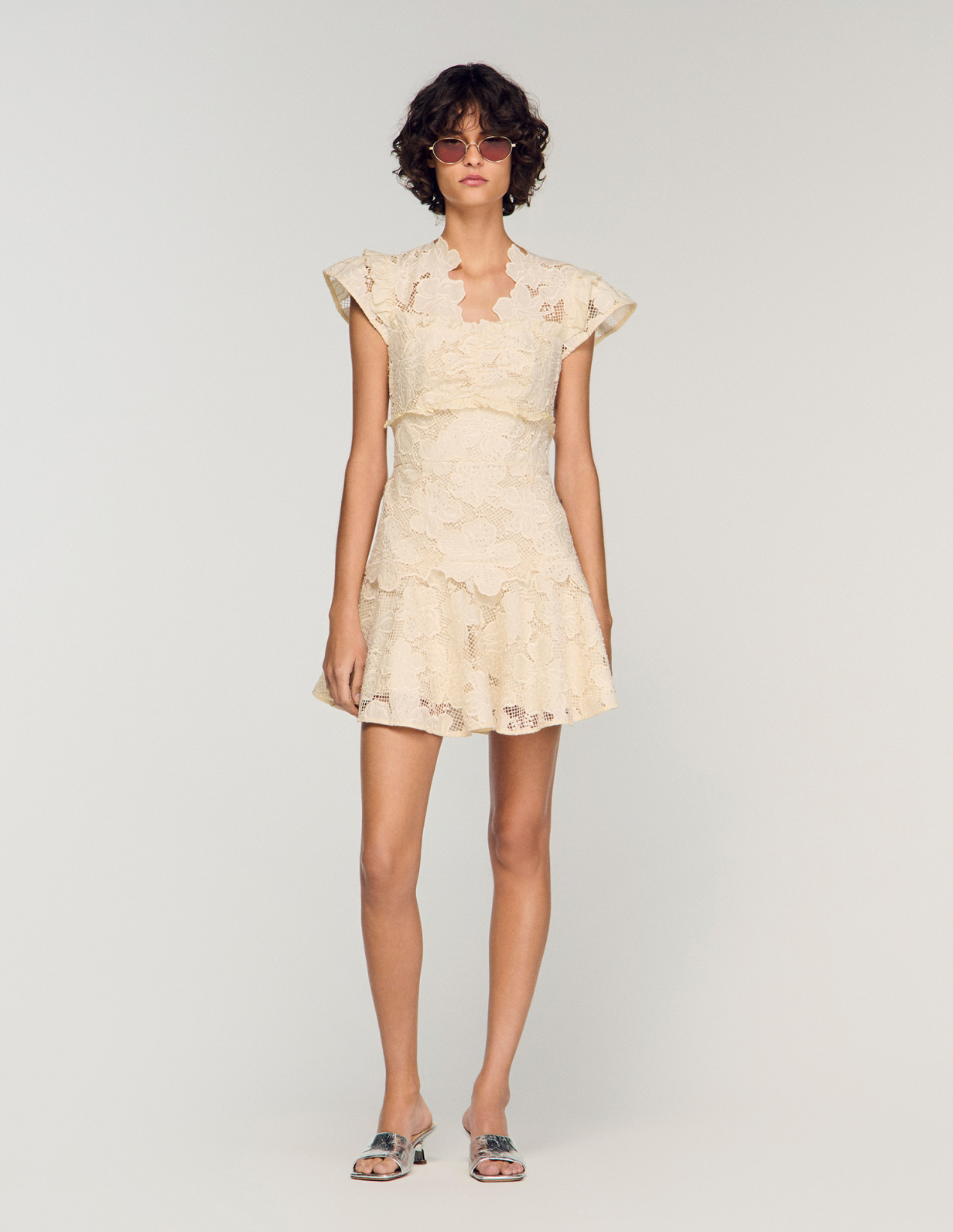 Женское молочное мини-платье из гипюра_1