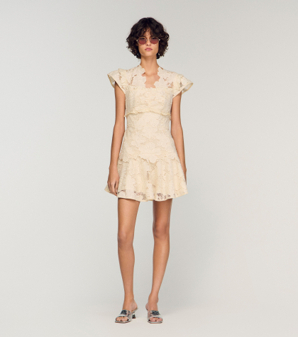 Женское молочное мини-платье из гипюра