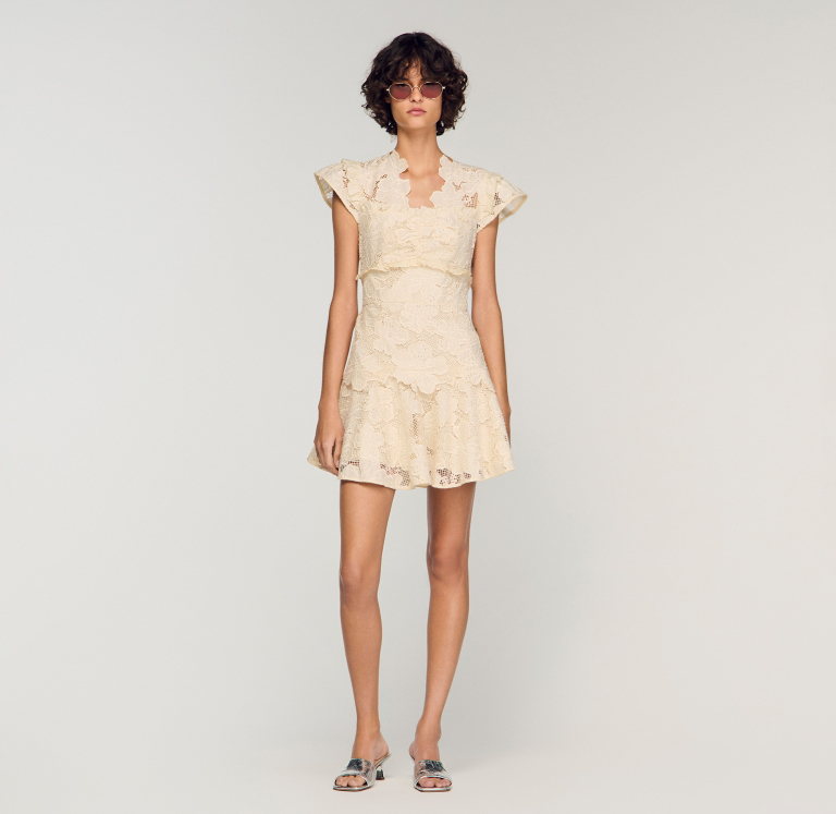 Женское молочное мини-платье из гипюра