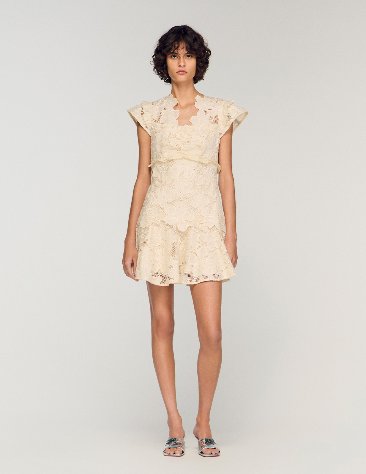 Женское молочное мини-платье из гипюра_2