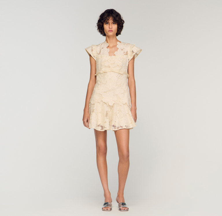 Женское молочное мини-платье из гипюра
