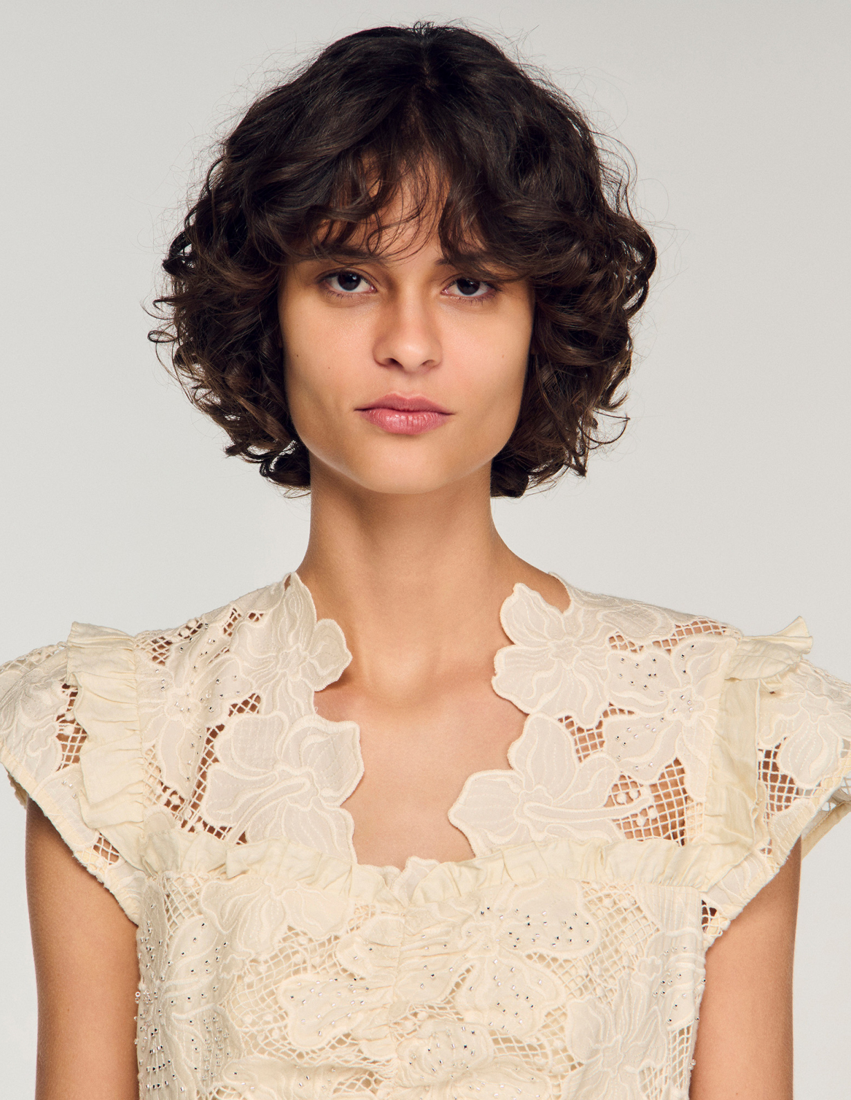 Женское молочное мини-платье из гипюра_3