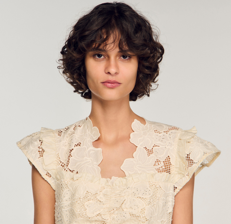 Женское молочное мини-платье из гипюра