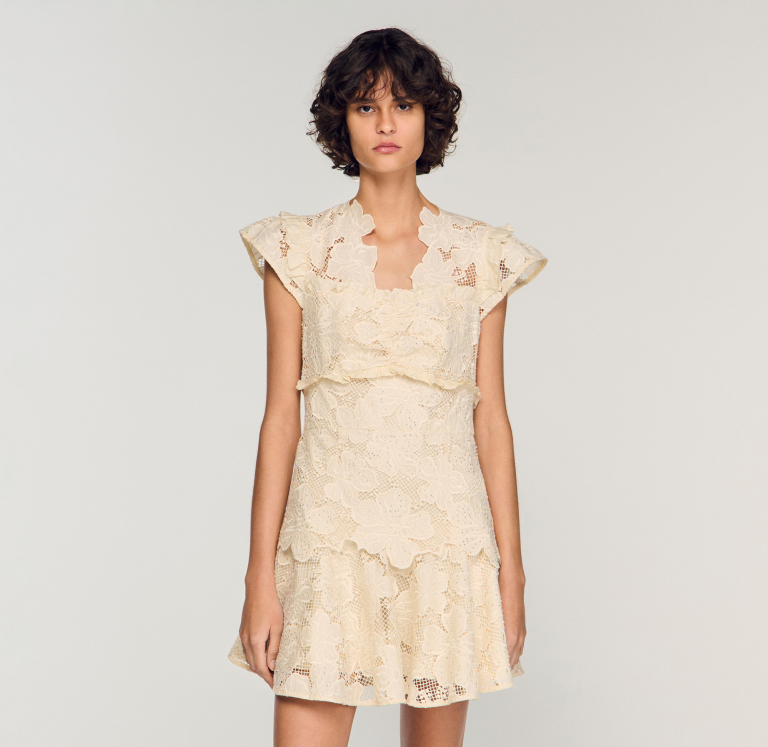 Женское молочное мини-платье из гипюра