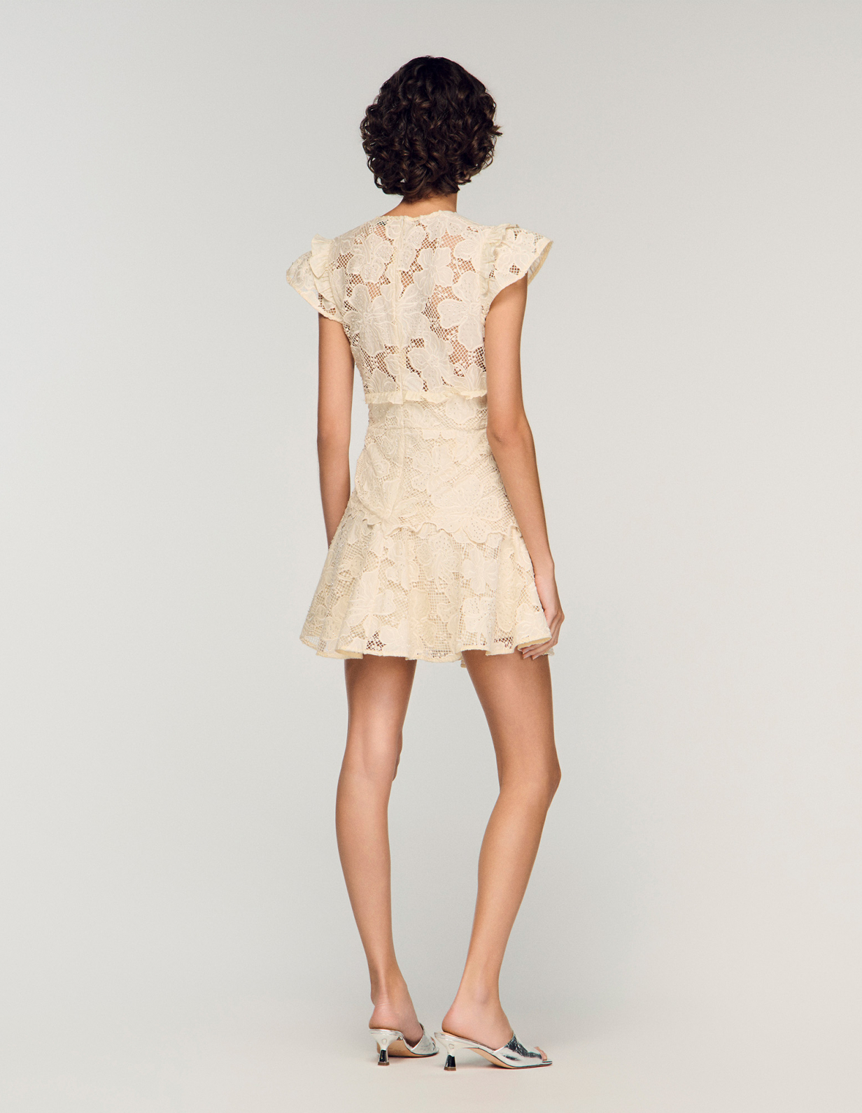 Женское молочное мини-платье из гипюра_5