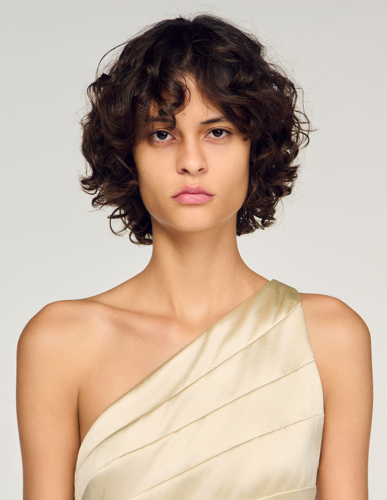 Жіноча коротка атласна сукня з вирізами_3