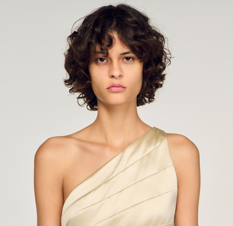 Жіноча коротка атласна сукня з вирізами