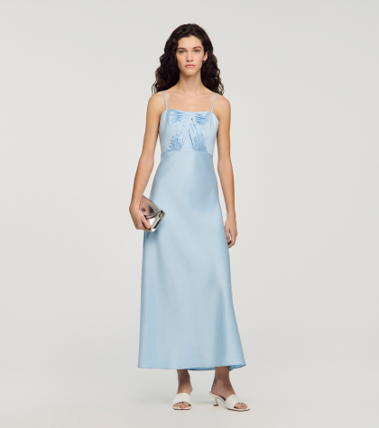 Женское атласное платье с оборками в виде банта