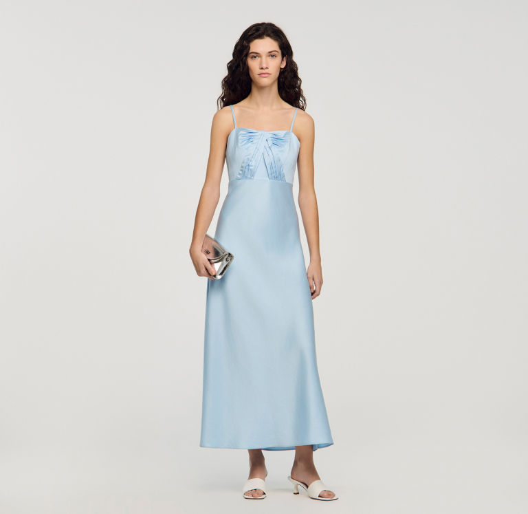 Женское атласное платье с оборками в виде банта