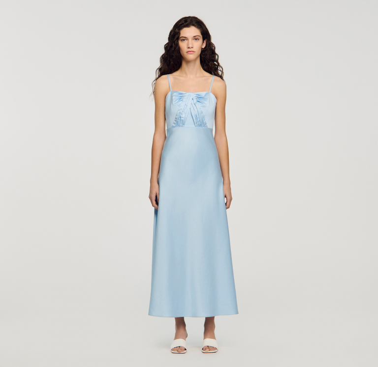 Женское атласное платье с оборками в виде банта