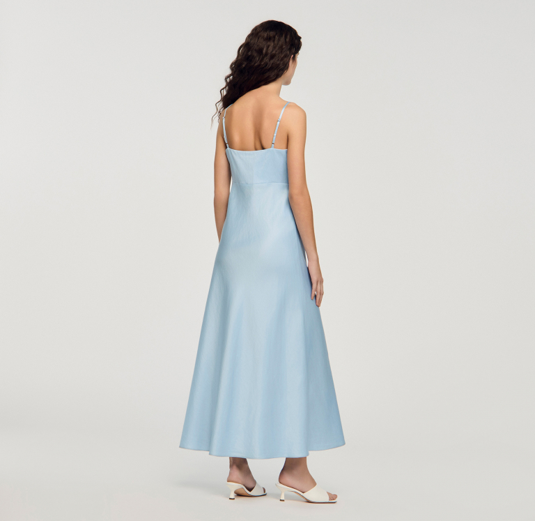 Женское атласное платье с оборками в виде банта