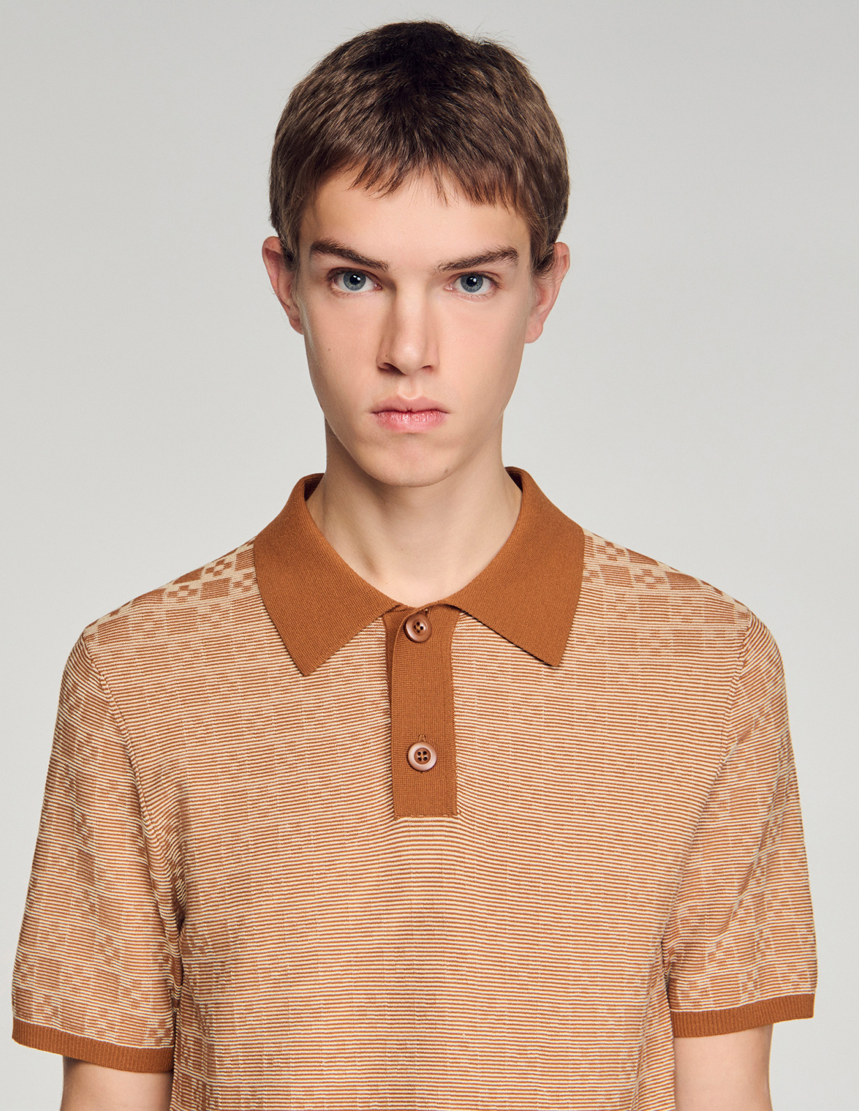 Мужское коричневое поло с геометрическим узором_3