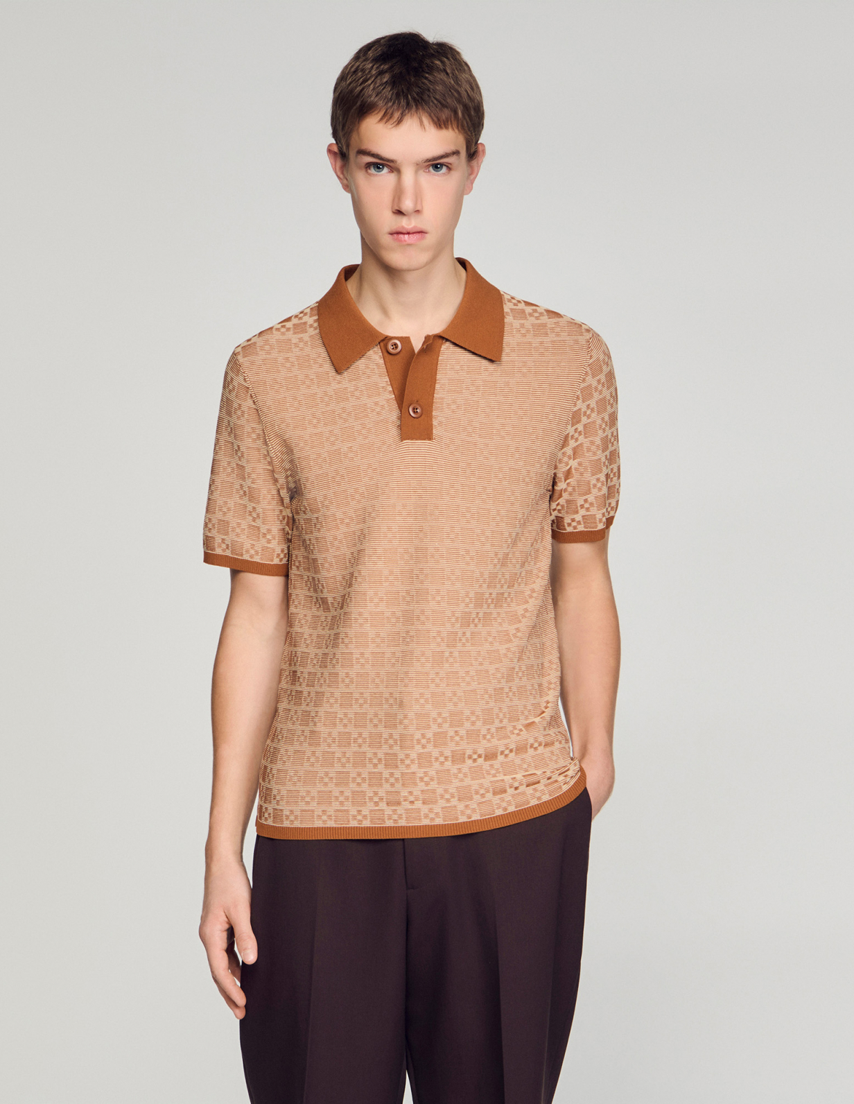Мужское коричневое поло с геометрическим узором_4