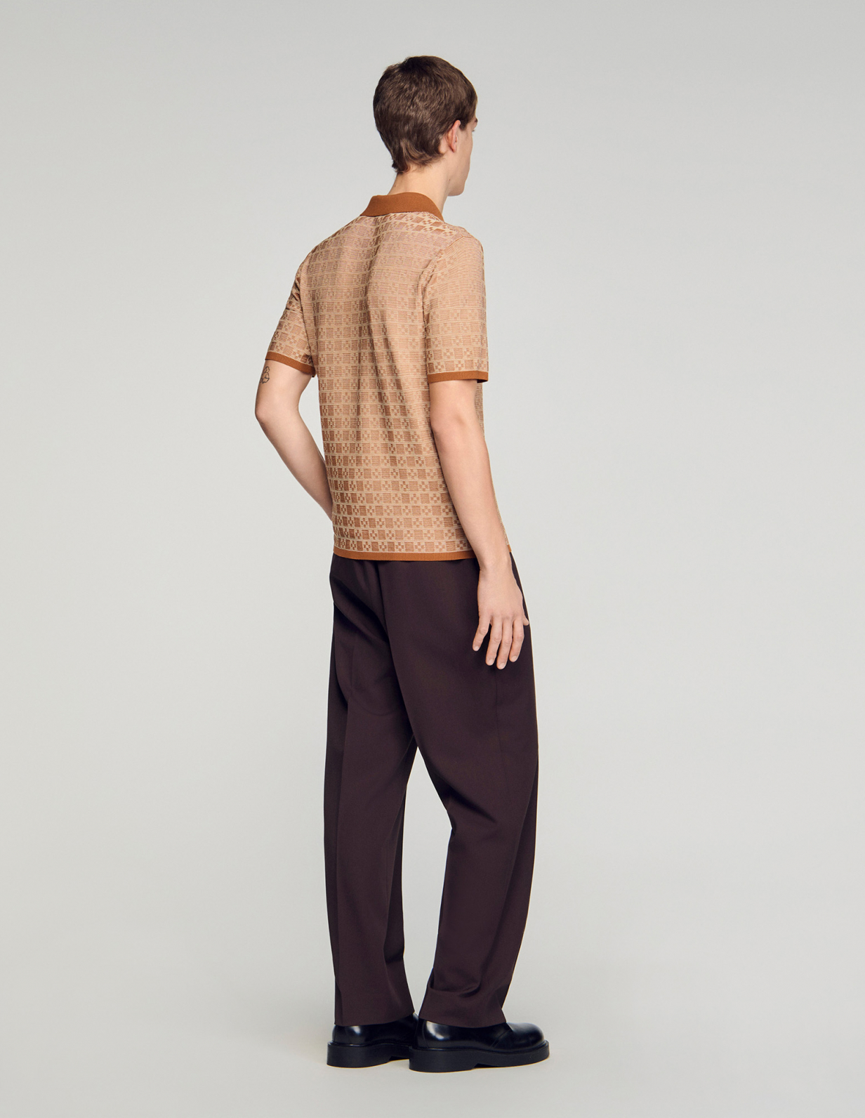 Мужское коричневое поло с геометрическим узором_5