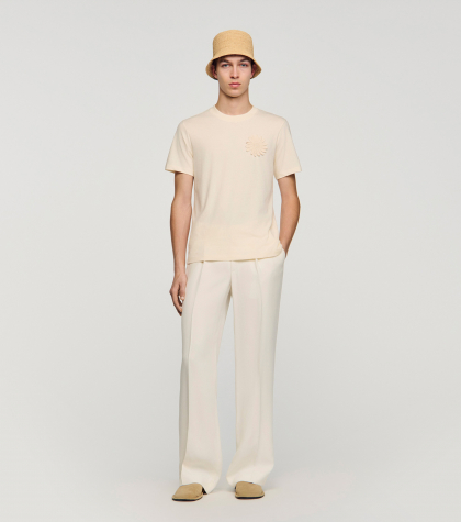 Чоловіча молочна фуболка з в'язаною квіткою