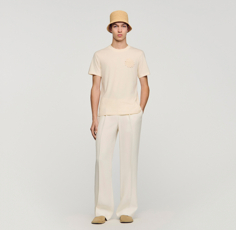 Чоловіча молочна фуболка з в'язаною квіткою