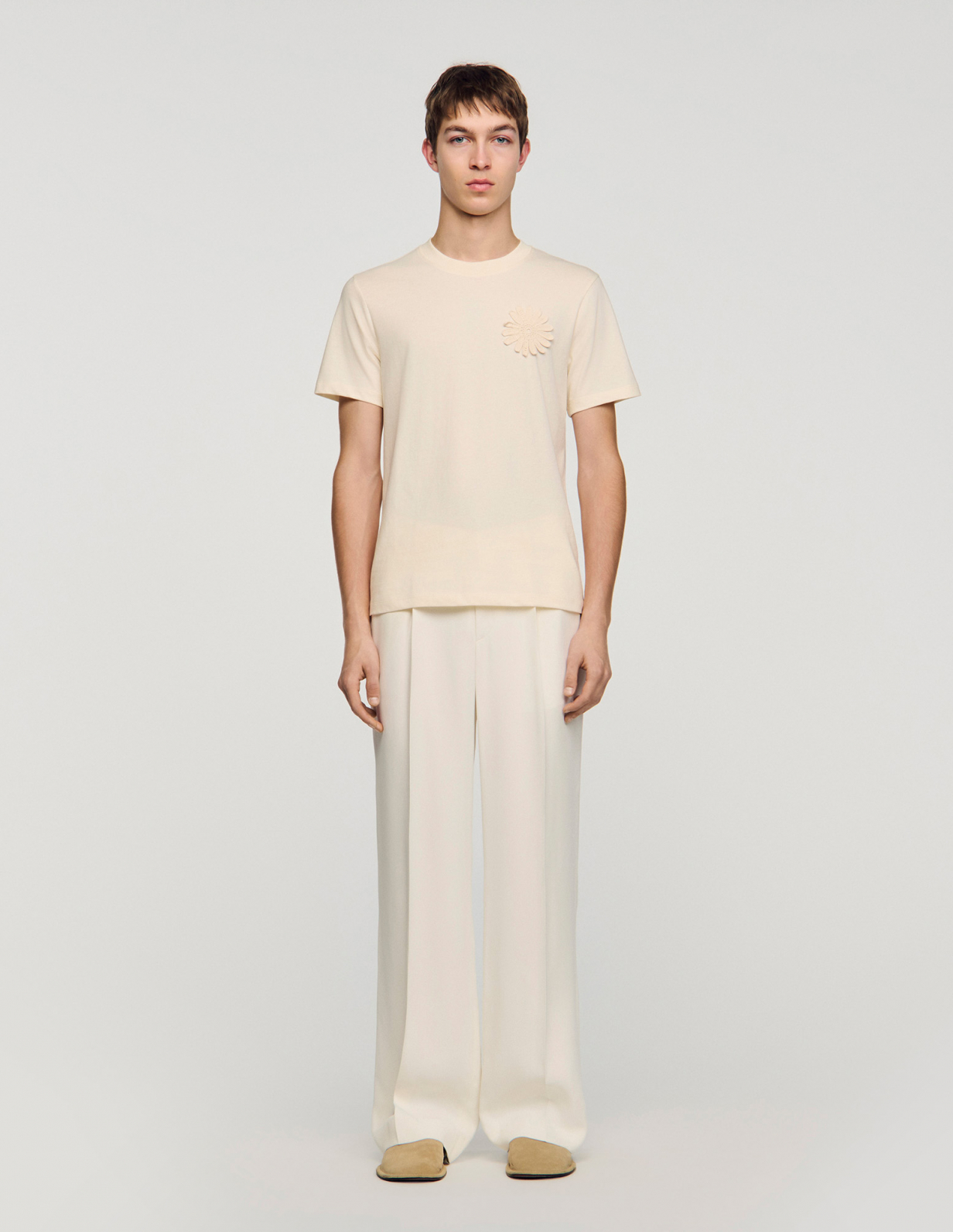 Чоловіча молочна фуболка з в'язаною квіткою_2