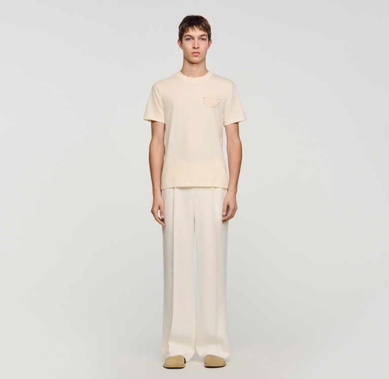 Чоловіча молочна фуболка з в'язаною квіткою