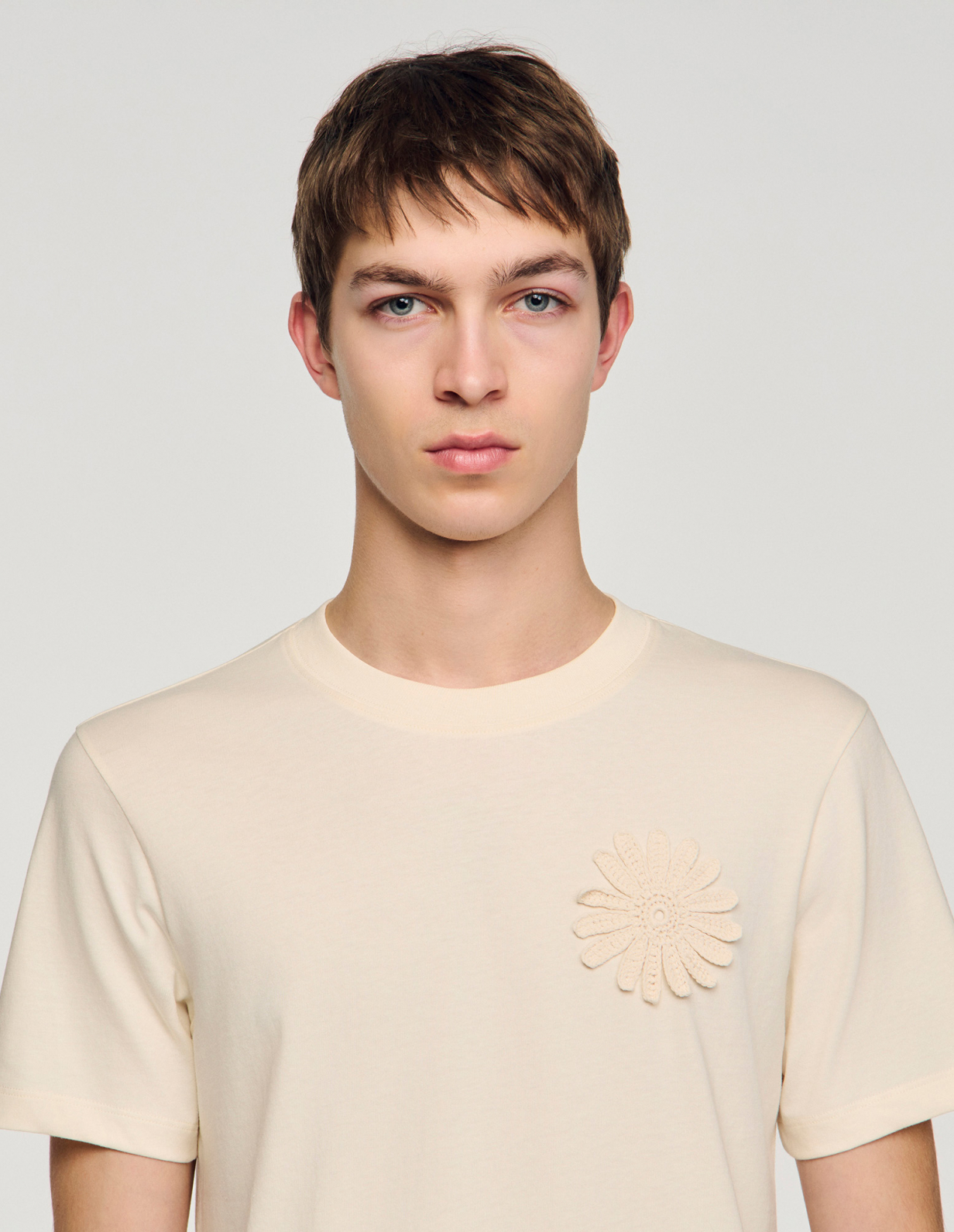 Чоловіча молочна фуболка з в'язаною квіткою_3