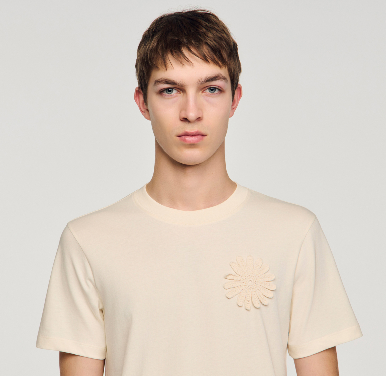 Чоловіча молочна фуболка з в'язаною квіткою