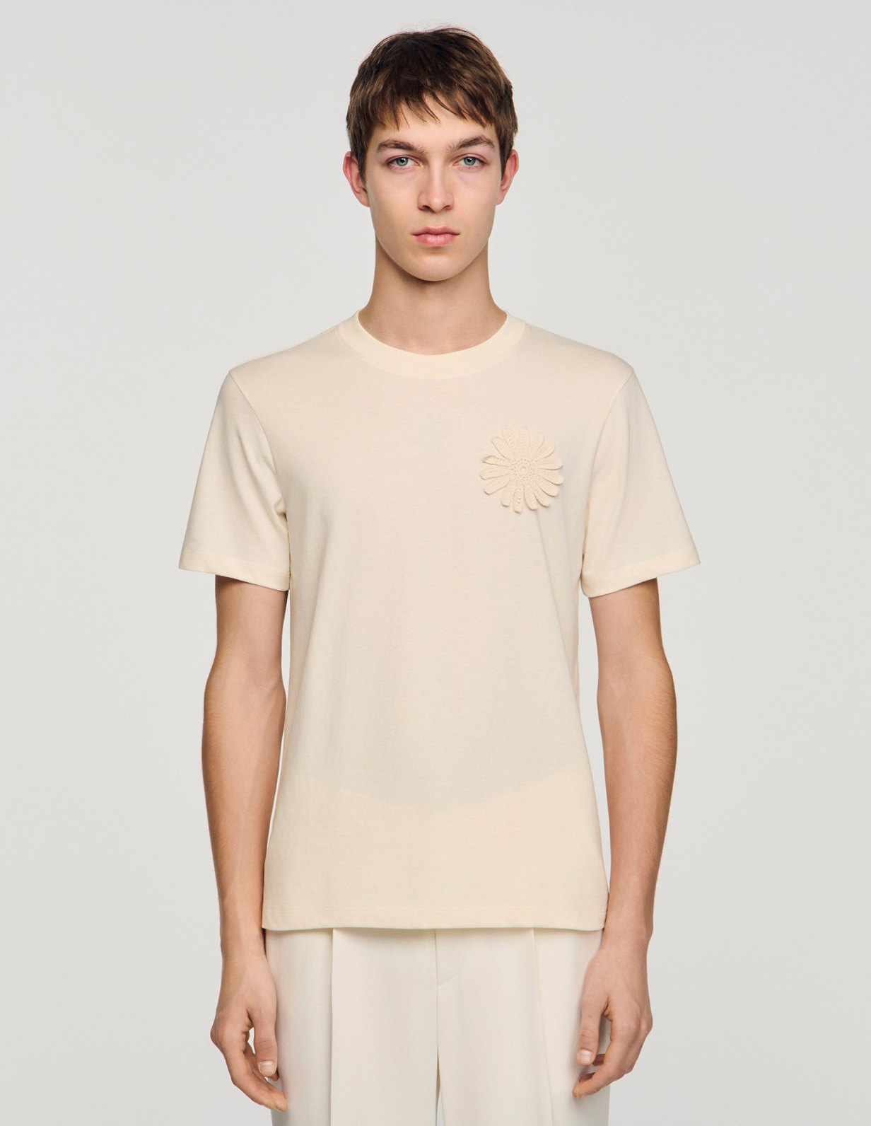 Чоловіча молочна фуболка з в'язаною квіткою_4