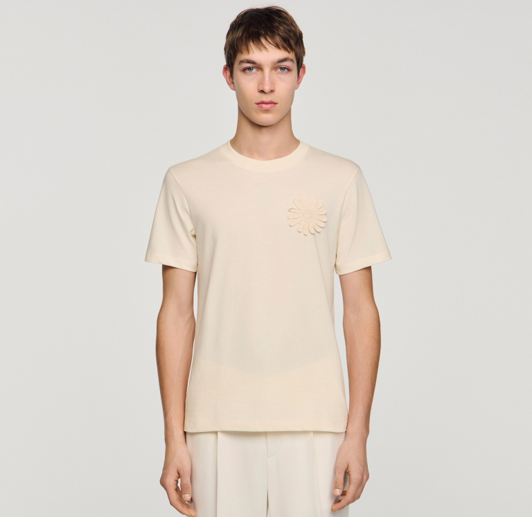 Чоловіча молочна фуболка з в'язаною квіткою