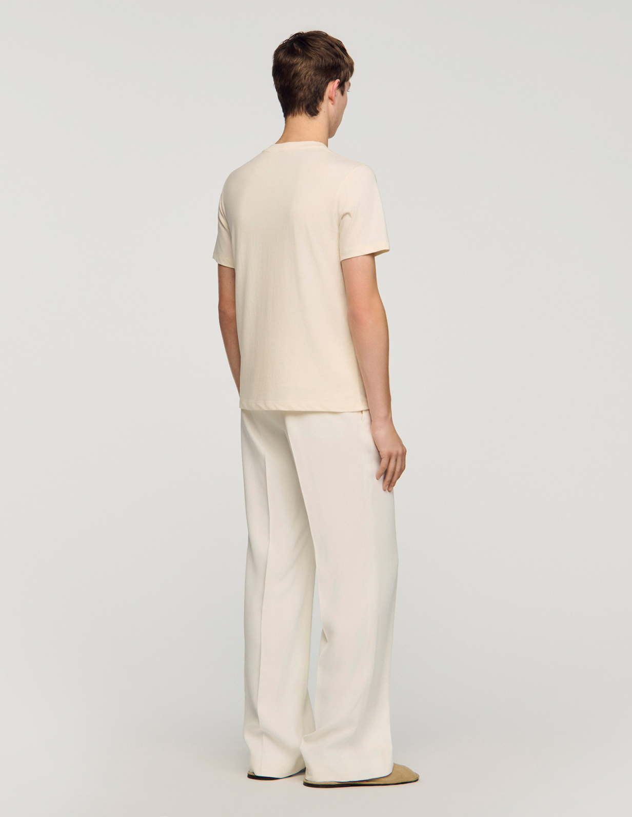 Чоловіча молочна фуболка з в'язаною квіткою_5