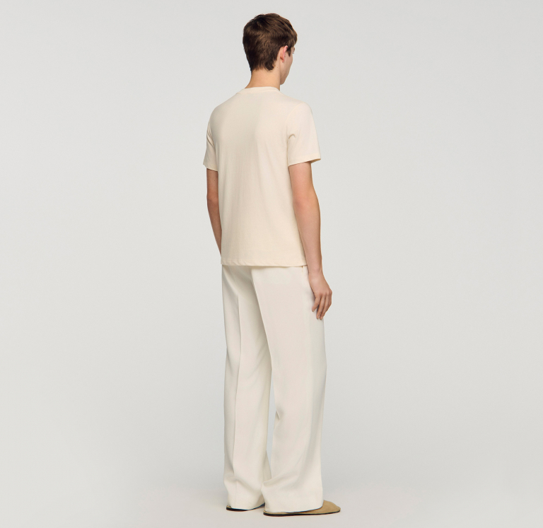 Чоловіча молочна фуболка з в'язаною квіткою