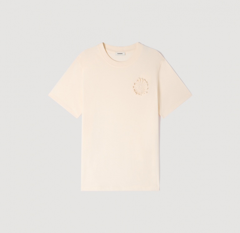 Чоловіча молочна фуболка з в'язаною квіткою