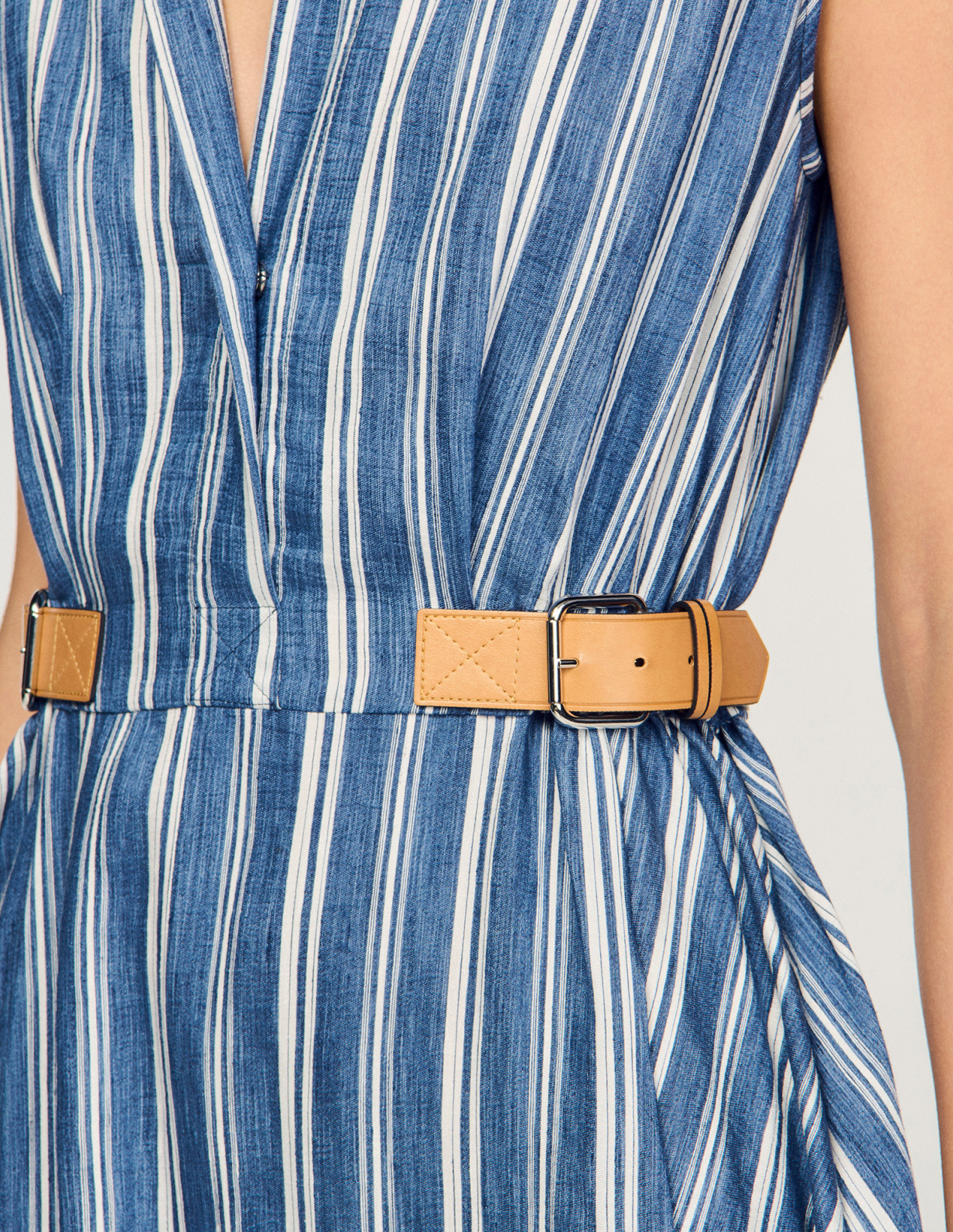 Женское платье в полоску с кожаной застежкой_3