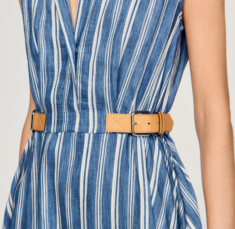 Женское платье в полоску с кожаной застежкой