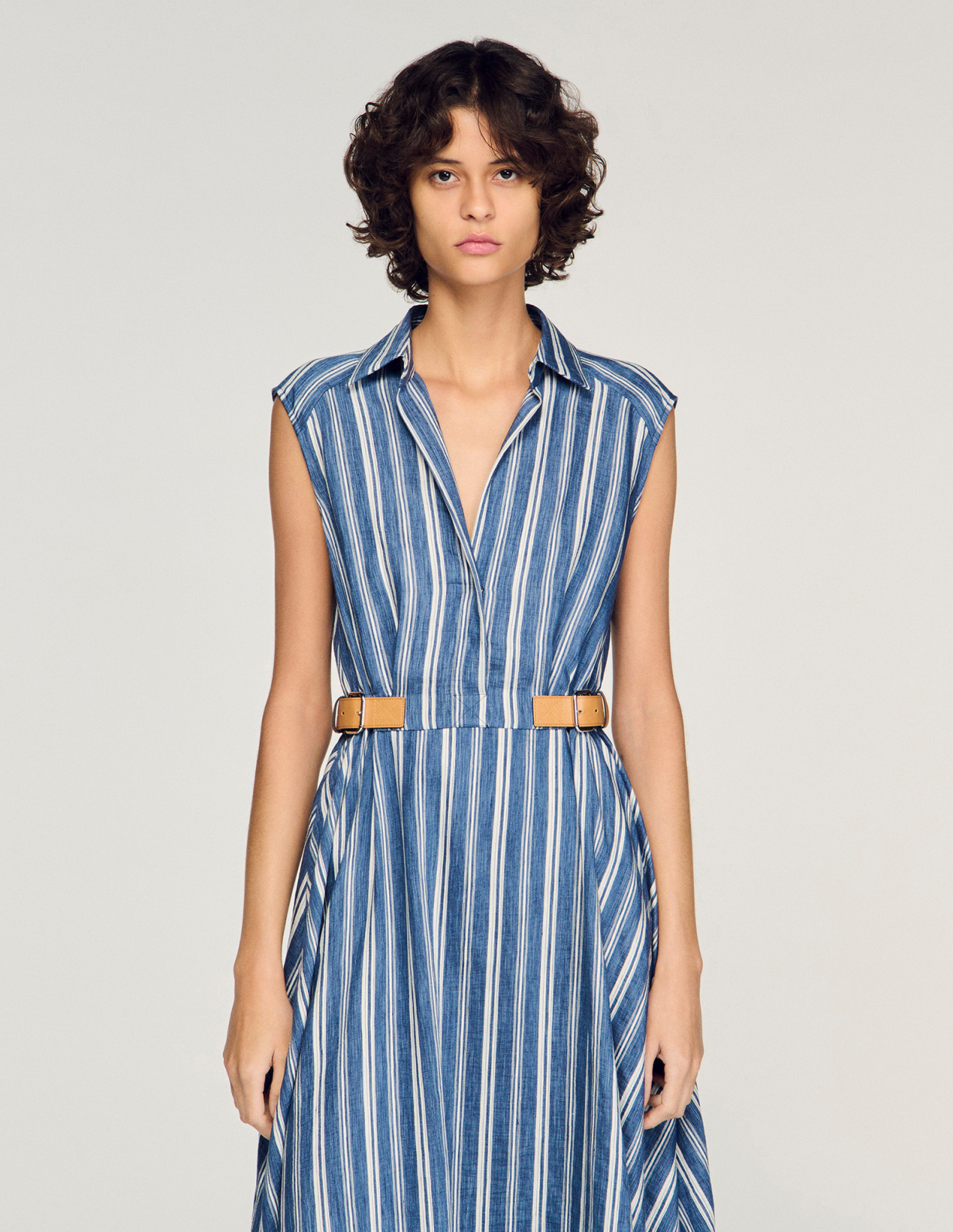 Женское платье в полоску с кожаной застежкой_4