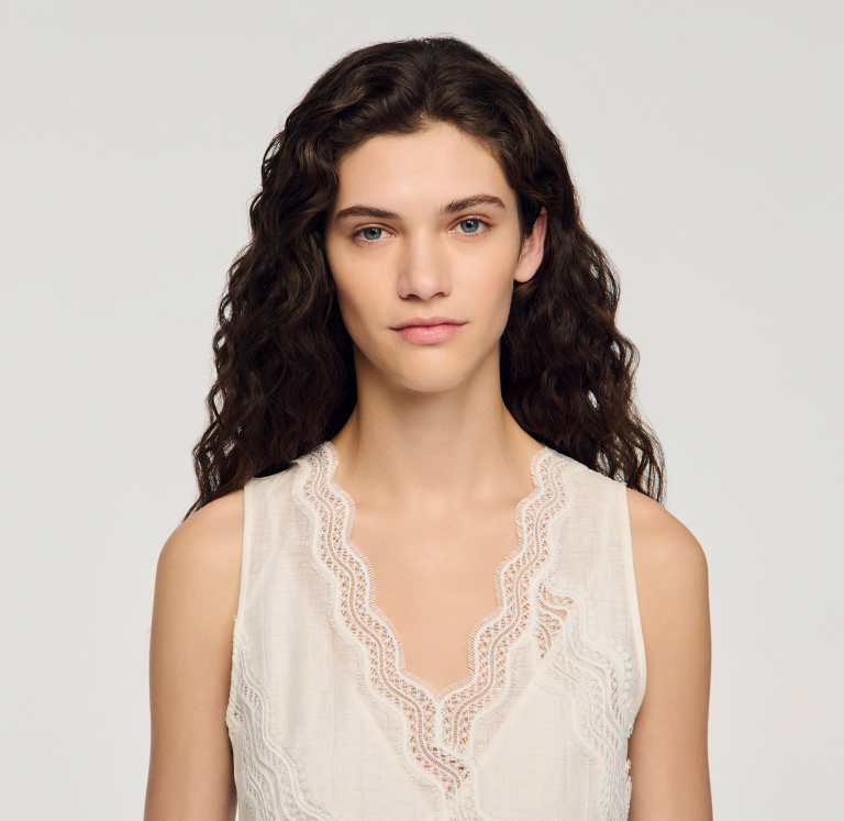 Женское льняное платье с кружевной отделкой