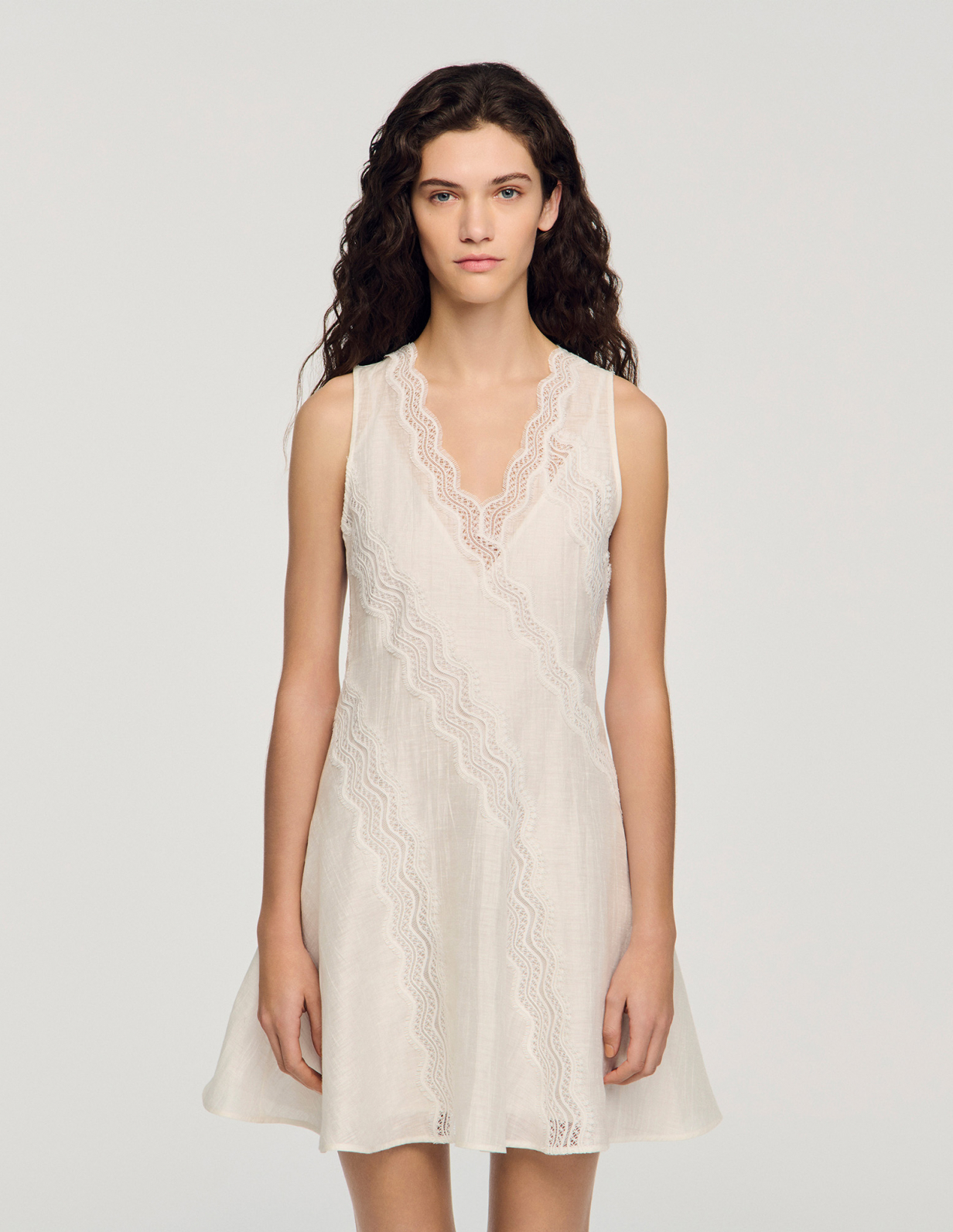 Женское льняное платье с кружевной отделкой_4