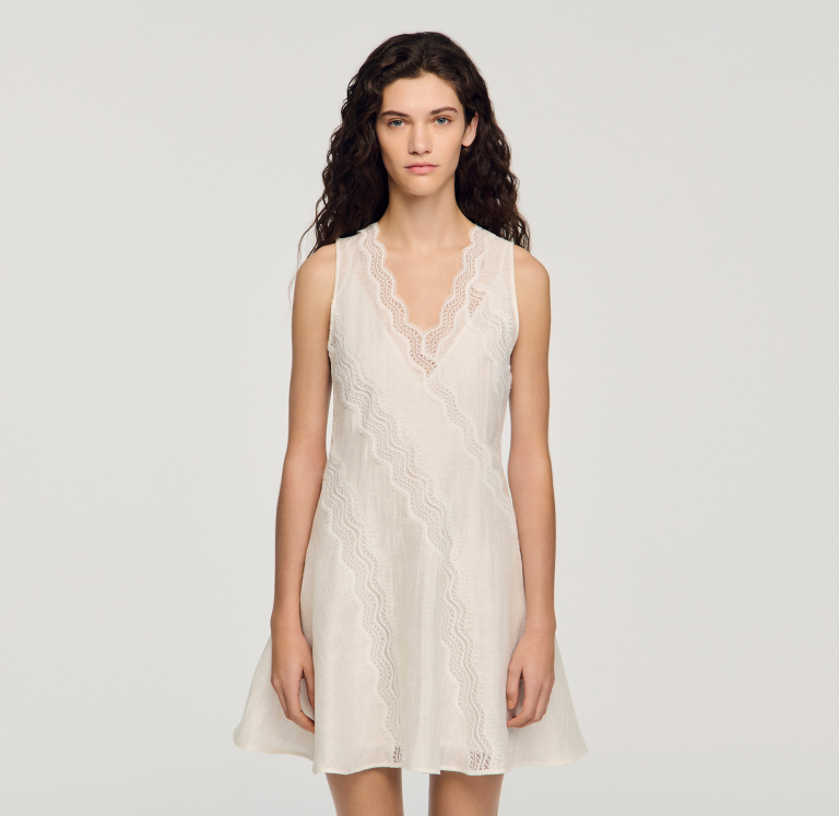 Женское льняное платье с кружевной отделкой