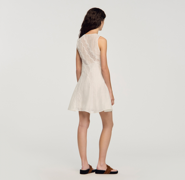 Женское льняное платье с кружевной отделкой