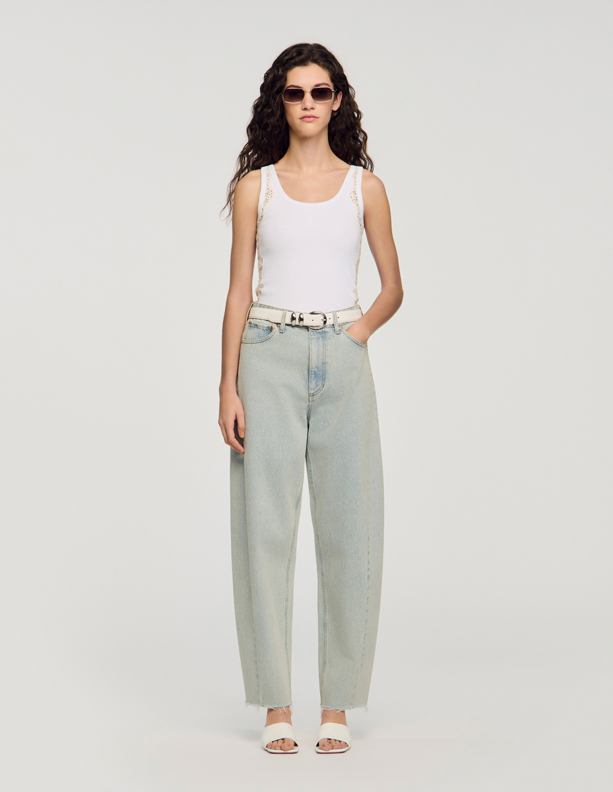 Жіночий білий топ з мереживним оздобленням_1