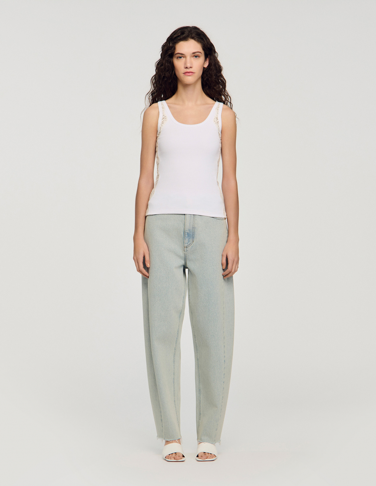 Жіночий білий топ з мереживним оздобленням_2