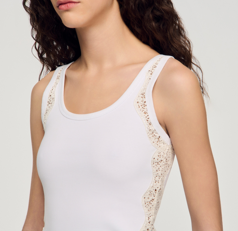 Жіночий білий топ з мереживним оздобленням